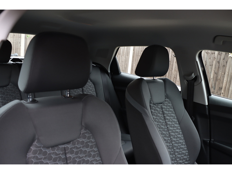 Audi 1.0 TFSI 25 SPORT SPORTBACK 5DR PETROL MANUAL SAT NAV BLUETOOTH DAB STEREO APPLE CARPLAY USB INPUT PARKING AIDS ONLY 9000 MILES SH NO ULEZ CHARGE 72-74 Mitcham Road