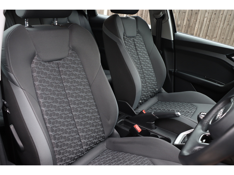 Audi 1.0 TFSI 25 SPORT SPORTBACK 5DR PETROL MANUAL SAT NAV BLUETOOTH DAB STEREO APPLE CARPLAY USB INPUT PARKING AIDS ONLY 9000 MILES SH NO ULEZ CHARGE 72-74 Mitcham Road