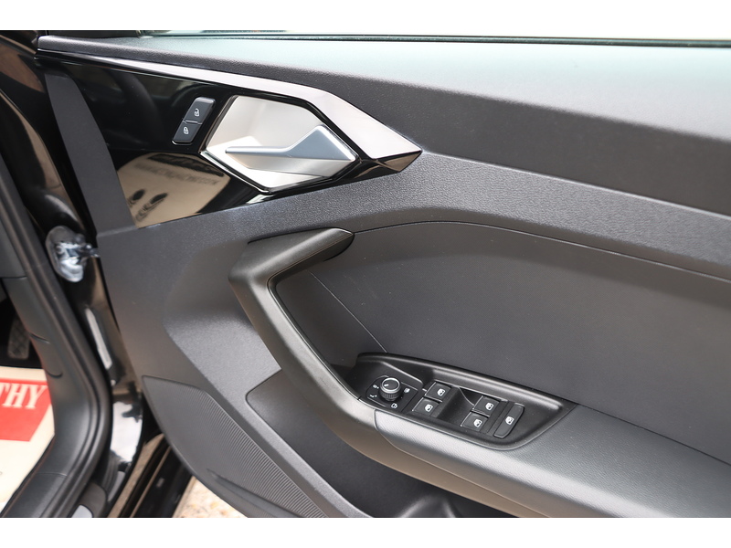 Audi 1.0 TFSI 25 SPORT SPORTBACK 5DR PETROL MANUAL SAT NAV BLUETOOTH DAB STEREO APPLE CARPLAY USB INPUT PARKING AIDS ONLY 9000 MILES SH NO ULEZ CHARGE 72-74 Mitcham Road