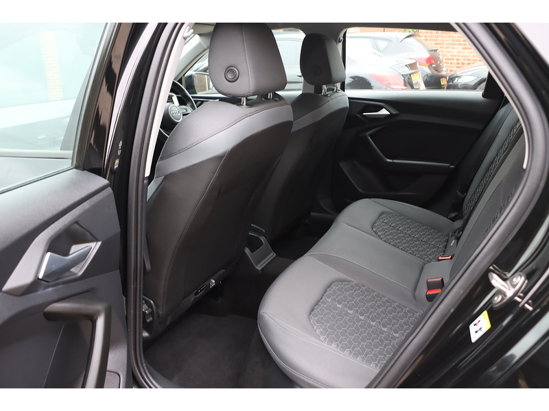 Audi 1.0 TFSI 25 SPORT SPORTBACK 5DR PETROL MANUAL SAT NAV BLUETOOTH DAB STEREO APPLE CARPLAY USB INPUT PARKING AIDS ONLY 9000 MILES SH NO ULEZ CHARGE 72-74 Mitcham Road