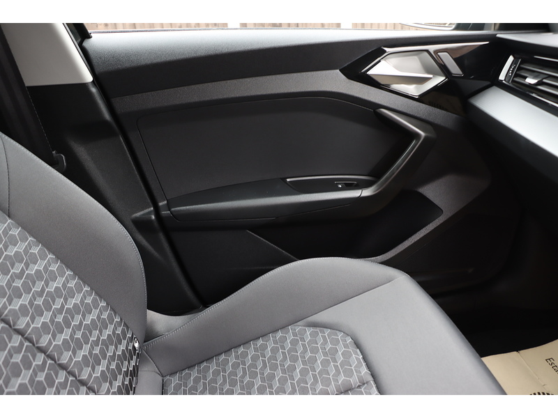 Audi 1.0 TFSI 25 SPORT SPORTBACK 5DR PETROL MANUAL SAT NAV BLUETOOTH DAB STEREO APPLE CARPLAY USB INPUT PARKING AIDS ONLY 9000 MILES SH NO ULEZ CHARGE 72-74 Mitcham Road