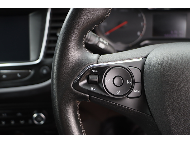 Vauxhall 1.2 TURBO DESIGN SUV 5DR PETROL AUTO SAT NAV BLUETOOTH DAB STEREO APPLE CARPLAY ANDROID AUTO JUST 1 OWNER FROM NEW ONLY 22000 MILES FSH NO ULEZ CHARGE 72-74 Mitcham Road