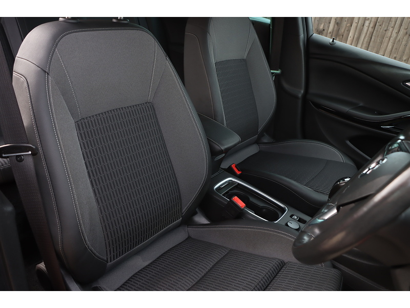 Vauxhall 1.2 TURBO GRIFFIN EDITION HATCHBACK 5DR PETROL MANUAL HEATED SEATS SATNAV BLUETOOTH DAB STEREO APPLE CARPLAY PARKING AIDS JUST 1 OWNER 32000 MILES FSH 72-74 Mitcham Road