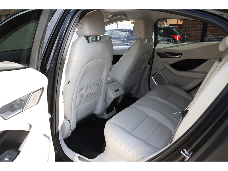 Jaguar 400 90KWH HSE SUV 5DR ELECTRIC 4WD AUTO HEATED SEATS SAT NAV BLUETOOTH DAB STEREO APPLE CARPLAY REAR CAMERA PARKING AIDS JUST 2 OWNERS 41000 MILES FSH 72-74 Mitcham Road