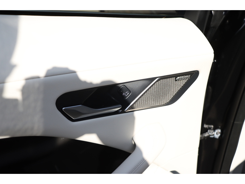 Jaguar 400 90KWH HSE SUV 5DR ELECTRIC 4WD AUTO HEATED SEATS SAT NAV BLUETOOTH DAB STEREO APPLE CARPLAY REAR CAMERA PARKING AIDS JUST 2 OWNERS 41000 MILES FSH 72-74 Mitcham Road