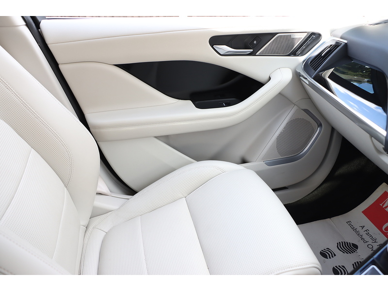 Jaguar 400 90KWH HSE SUV 5DR ELECTRIC 4WD AUTO HEATED SEATS SAT NAV BLUETOOTH DAB STEREO APPLE CARPLAY REAR CAMERA PARKING AIDS JUST 2 OWNERS 41000 MILES FSH 72-74 Mitcham Road