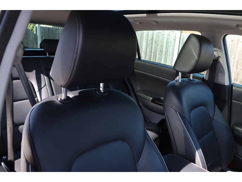 Kia 1.6 T-GDI 4 SUV 5DR PETROL DCT AWD AUTO SUNROOF HEATED SEATS SAT NAV BLUETOOTH APPLE CARPLAY REAR & 360 CAMERA PARKING AIDS 75000 MILES FSH 6 SERVICES 72-74 Mitcham Road