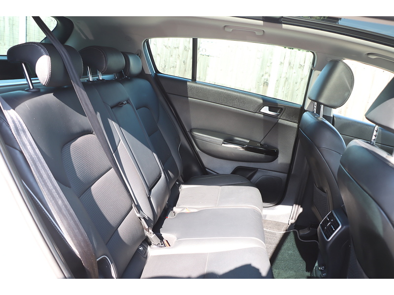 Kia 1.6 T-GDI 4 SUV 5DR PETROL DCT AWD AUTO SUNROOF HEATED SEATS SAT NAV BLUETOOTH APPLE CARPLAY REAR & 360 CAMERA PARKING AIDS 75000 MILES FSH 6 SERVICES 72-74 Mitcham Road