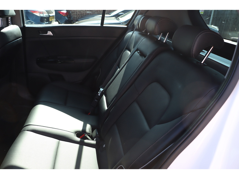 Kia 1.6 T-GDI 4 SUV 5DR PETROL DCT AWD AUTO SUNROOF HEATED SEATS SAT NAV BLUETOOTH APPLE CARPLAY REAR & 360 CAMERA PARKING AIDS 75000 MILES FSH 6 SERVICES 72-74 Mitcham Road