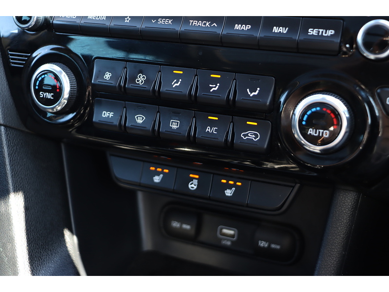 Kia 1.6 T-GDI 4 SUV 5DR PETROL DCT AWD AUTO SUNROOF HEATED SEATS SAT NAV BLUETOOTH APPLE CARPLAY REAR & 360 CAMERA PARKING AIDS 75000 MILES FSH 6 SERVICES 72-74 Mitcham Road