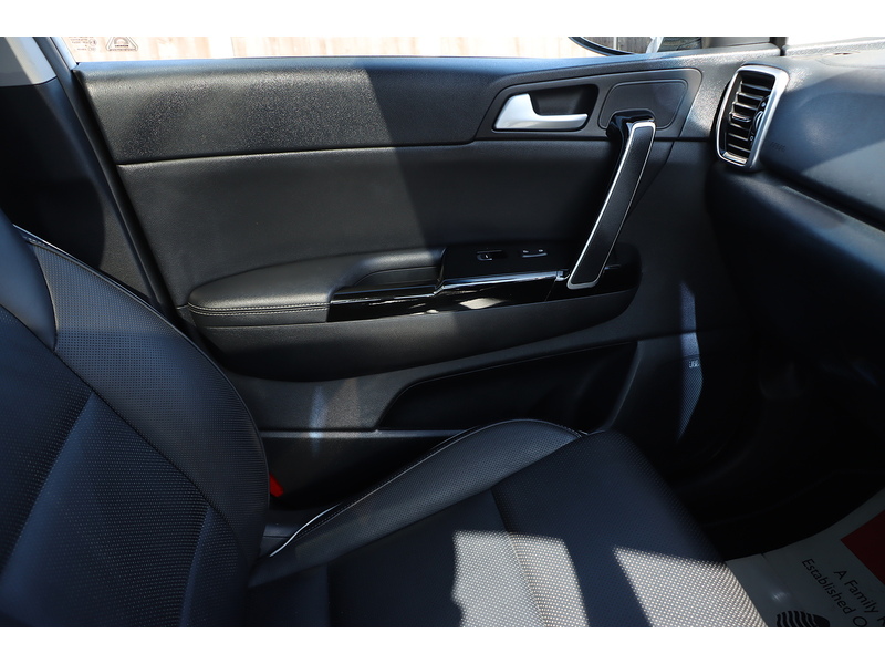 Kia 1.6 T-GDI 4 SUV 5DR PETROL DCT AWD AUTO SUNROOF HEATED SEATS SAT NAV BLUETOOTH APPLE CARPLAY REAR & 360 CAMERA PARKING AIDS 75000 MILES FSH 6 SERVICES 72-74 Mitcham Road