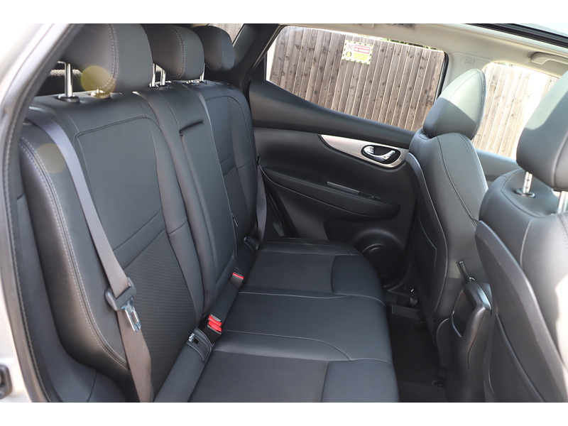 Nissan 1.3 DIG-T TEKNA SUV 5DR PETROL DCT AUTO PAN ROOF HEATED SEATS SAT NAV BLUETOOTH APPLE CARPLAY REAR & 360 CAMERA PARKING AIDS 2 OWNERS 44000 MILES FSH 72-74 Mitcham Road