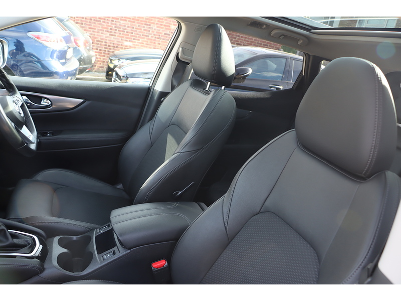 Nissan 1.3 DIG-T TEKNA SUV 5DR PETROL DCT AUTO PAN ROOF HEATED SEATS SAT NAV BLUETOOTH APPLE CARPLAY REAR & 360 CAMERA PARKING AIDS 2 OWNERS 44000 MILES FSH 72-74 Mitcham Road