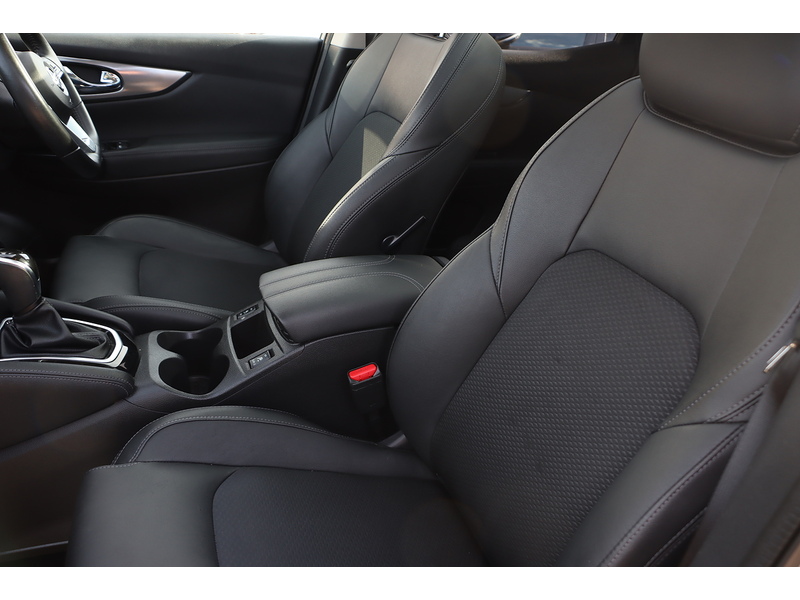 Nissan 1.3 DIG-T TEKNA SUV 5DR PETROL DCT AUTO PAN ROOF HEATED SEATS SAT NAV BLUETOOTH APPLE CARPLAY REAR & 360 CAMERA PARKING AIDS 2 OWNERS 44000 MILES FSH 72-74 Mitcham Road