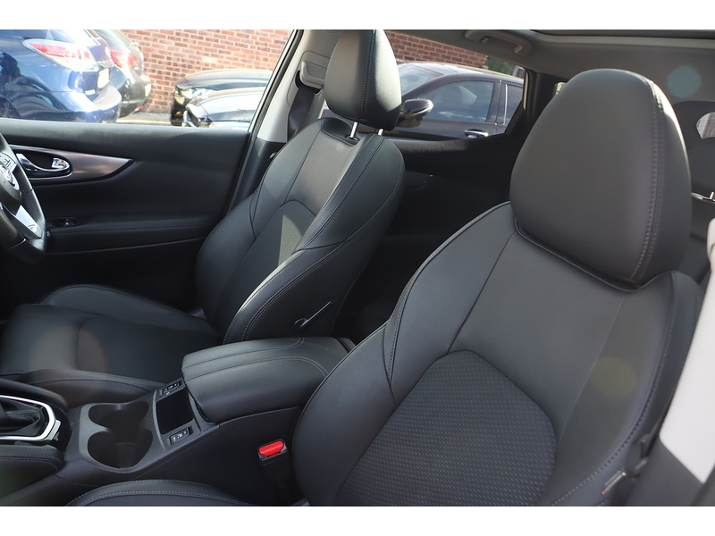 Nissan 1.3 DIG-T TEKNA SUV 5DR PETROL DCT AUTO PAN ROOF HEATED SEATS SAT NAV BLUETOOTH APPLE CARPLAY REAR & 360 CAMERA PARKING AIDS 2 OWNERS 44000 MILES FSH 72-74 Mitcham Road