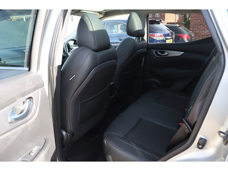 Nissan 1.3 DIG-T TEKNA SUV 5DR PETROL DCT AUTO PAN ROOF HEATED SEATS SAT NAV BLUETOOTH APPLE CARPLAY REAR & 360 CAMERA PARKING AIDS 2 OWNERS 44000 MILES FSH 72-74 Mitcham Road