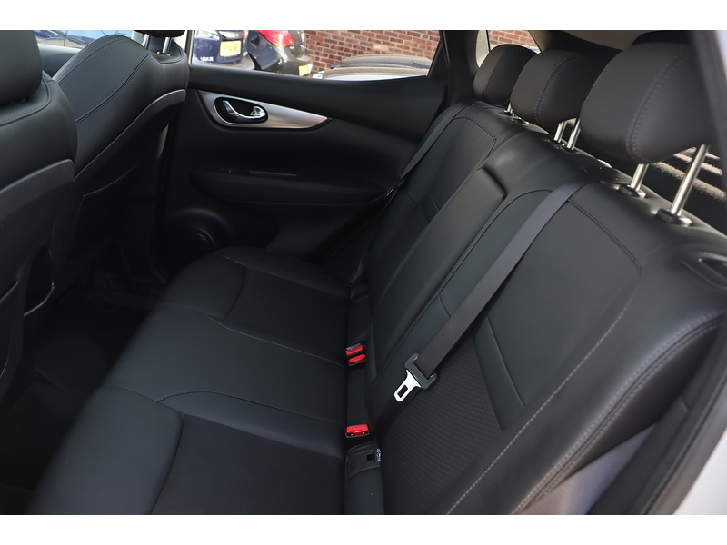 Nissan 1.3 DIG-T TEKNA SUV 5DR PETROL DCT AUTO PAN ROOF HEATED SEATS SAT NAV BLUETOOTH APPLE CARPLAY REAR & 360 CAMERA PARKING AIDS 2 OWNERS 44000 MILES FSH 72-74 Mitcham Road