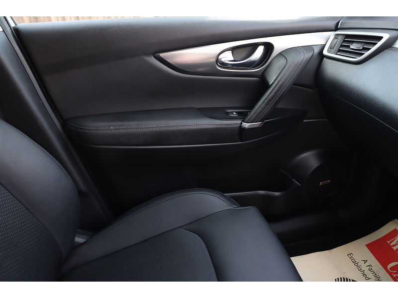 Nissan 1.3 DIG-T TEKNA SUV 5DR PETROL DCT AUTO PAN ROOF HEATED SEATS SAT NAV BLUETOOTH APPLE CARPLAY REAR & 360 CAMERA PARKING AIDS 2 OWNERS 44000 MILES FSH 72-74 Mitcham Road