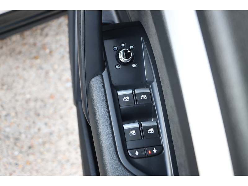 Audi 2.0 TFSIE 50 S LINE SUV 5DR PETROL PLUG-IN HYBRID S TRONIC QUATTRO AUTO HEATED SEATS SATNAV BLUETOOTH DAB STEREO APPLE CARPLAY 2 OWNERS FSH 7 SERVICES 72-74 Mitcham Road