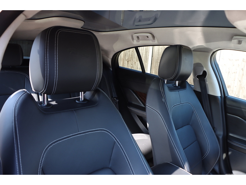 Jaguar 400 90KWH FIRST EDITION SUV 5DR ELECTRIC 4WD AUTO PAN ROOF HEATED SEATS SATNAV BLUETOOTH DAB RADIO REAR & 360 CAMERA PARKING AIDS ONLY 45000 MILES FSH 72-74 Mitcham Road