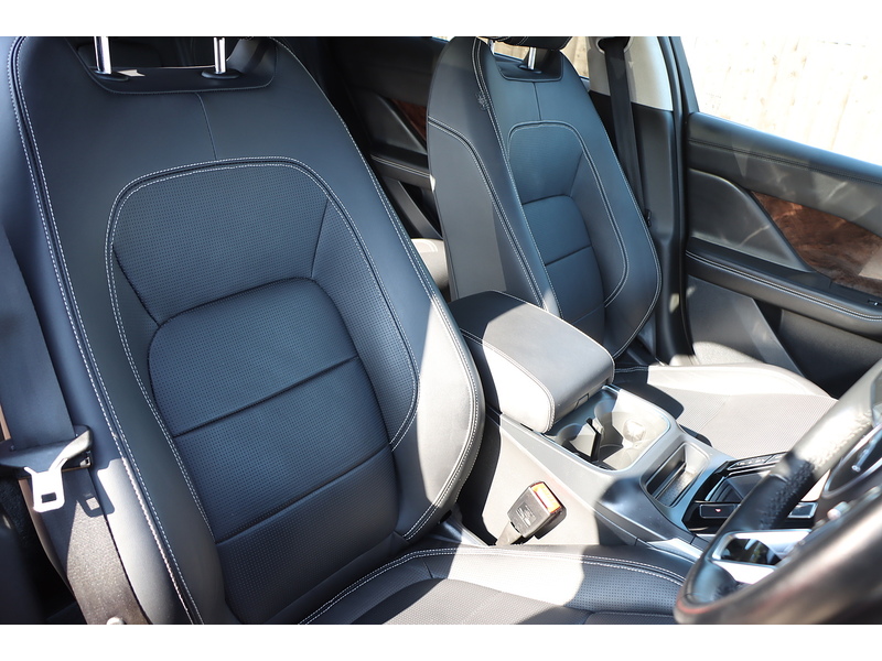 Jaguar 400 90KWH FIRST EDITION SUV 5DR ELECTRIC 4WD AUTO PAN ROOF HEATED SEATS SATNAV BLUETOOTH DAB RADIO REAR & 360 CAMERA PARKING AIDS ONLY 45000 MILES FSH 72-74 Mitcham Road