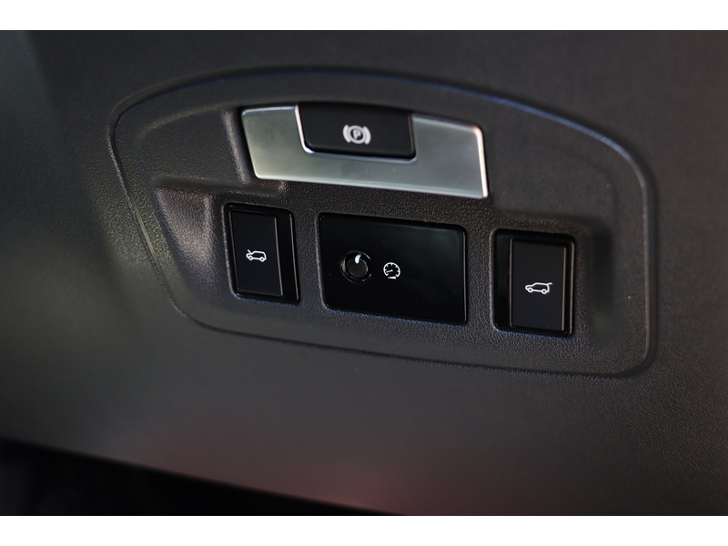 Jaguar 400 90KWH FIRST EDITION SUV 5DR ELECTRIC 4WD AUTO PAN ROOF HEATED SEATS SATNAV BLUETOOTH DAB RADIO REAR & 360 CAMERA PARKING AIDS ONLY 45000 MILES FSH 72-74 Mitcham Road