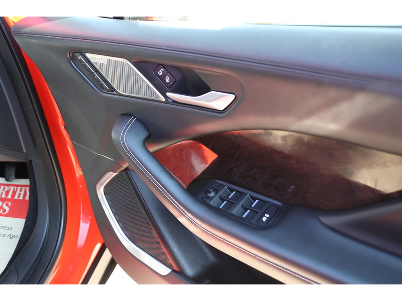 Jaguar 400 90KWH FIRST EDITION SUV 5DR ELECTRIC 4WD AUTO PAN ROOF HEATED SEATS SATNAV BLUETOOTH DAB RADIO REAR & 360 CAMERA PARKING AIDS ONLY 45000 MILES FSH 72-74 Mitcham Road