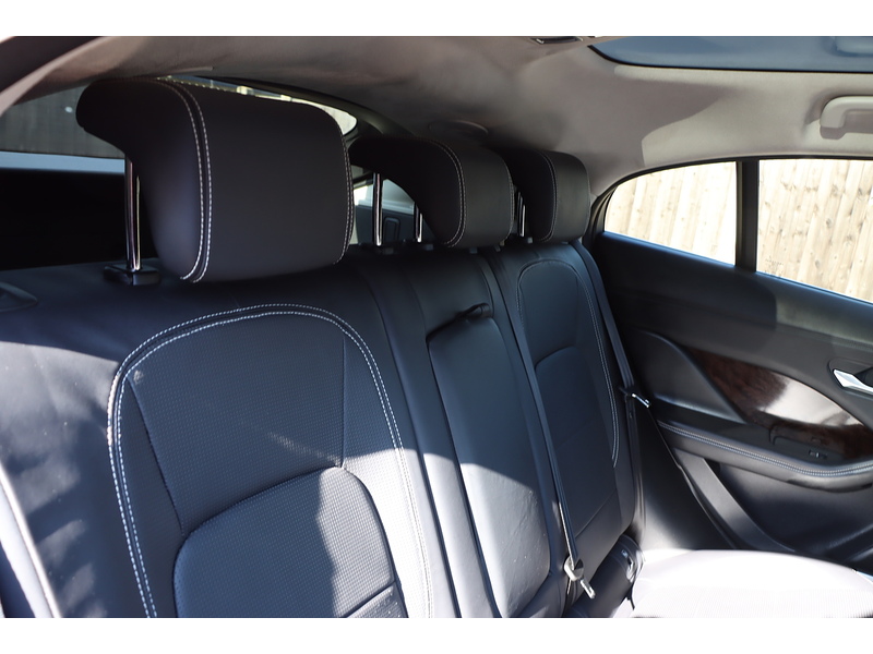 Jaguar 400 90KWH FIRST EDITION SUV 5DR ELECTRIC 4WD AUTO PAN ROOF HEATED SEATS SATNAV BLUETOOTH DAB RADIO REAR & 360 CAMERA PARKING AIDS ONLY 45000 MILES FSH 72-74 Mitcham Road