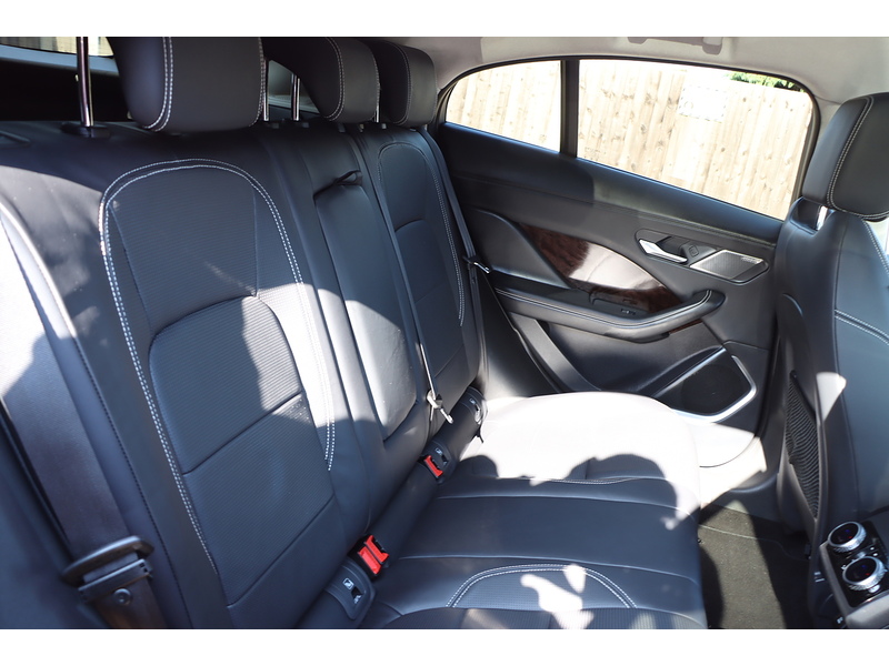 Jaguar 400 90KWH FIRST EDITION SUV 5DR ELECTRIC 4WD AUTO PAN ROOF HEATED SEATS SATNAV BLUETOOTH DAB RADIO REAR & 360 CAMERA PARKING AIDS ONLY 45000 MILES FSH 72-74 Mitcham Road