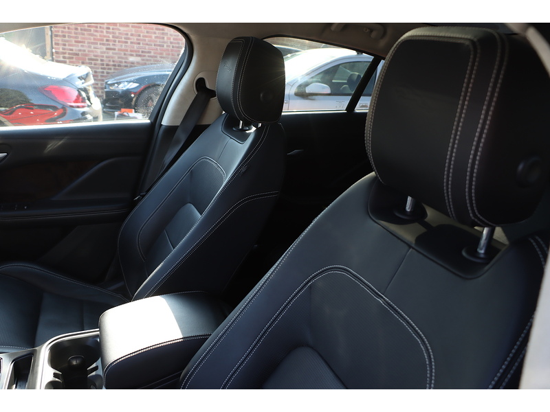 Jaguar 400 90KWH FIRST EDITION SUV 5DR ELECTRIC 4WD AUTO PAN ROOF HEATED SEATS SATNAV BLUETOOTH DAB RADIO REAR & 360 CAMERA PARKING AIDS ONLY 45000 MILES FSH 72-74 Mitcham Road