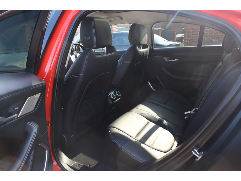 Jaguar 400 90KWH FIRST EDITION SUV 5DR ELECTRIC 4WD AUTO PAN ROOF HEATED SEATS SATNAV BLUETOOTH DAB RADIO REAR & 360 CAMERA PARKING AIDS ONLY 45000 MILES FSH 72-74 Mitcham Road