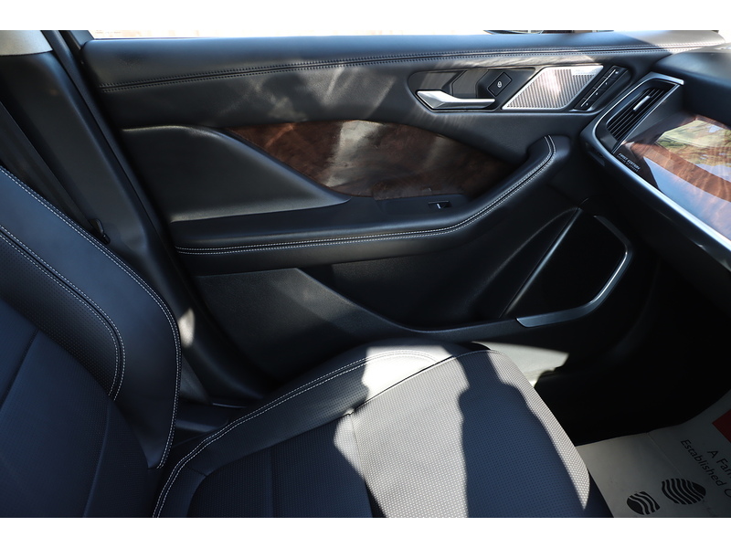 Jaguar 400 90KWH FIRST EDITION SUV 5DR ELECTRIC 4WD AUTO PAN ROOF HEATED SEATS SATNAV BLUETOOTH DAB RADIO REAR & 360 CAMERA PARKING AIDS ONLY 45000 MILES FSH 72-74 Mitcham Road