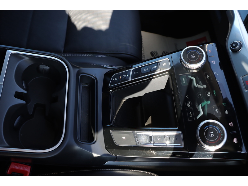 Jaguar 400 90KWH FIRST EDITION SUV 5DR ELECTRIC 4WD AUTO PAN ROOF HEATED SEATS SATNAV BLUETOOTH DAB RADIO REAR & 360 CAMERA PARKING AIDS ONLY 45000 MILES FSH 72-74 Mitcham Road