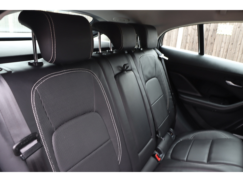 Jaguar 400 90KWH HSE SUV 5DR ELECTRIC 4WD AUTO HEATED SEATS SAT NAV BLUETOOTH DAB STEREO APPLE CARPLAY REAR & 360 CAMERA PARKING AIDS 2 OWNERS 34000 MILES SH 72-74 Mitcham Road