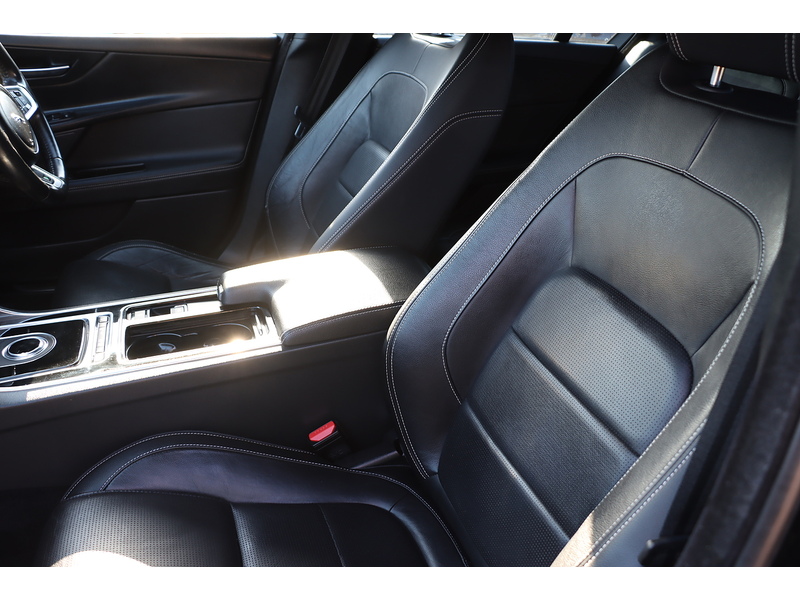 Jaguar 2.0I R-SPORT SALOON 4DR PETROL AUTO HEATED SEATS SAT NAV BLUETOOTH DAB STEREO REAR CAMERA PARKING AIDS ONLY 48000 MILES FSH 6 SERVICES NO ULEZ CHARGE 72-74 Mitcham Road