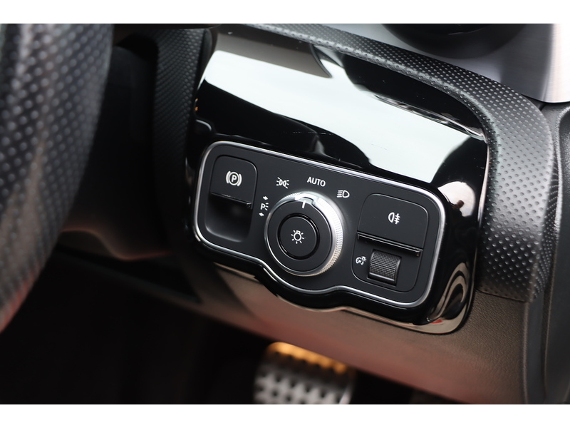 Mercedes-Benz A200 1.3 AMG LINE (PREMIUM) HATCHBACK 5DR PETROL 7G-DCT AUTO HEATED SEATS SATNAV BLUETOOTH DAB STEREO REAR CAMERA PARKING AIDS 2 OWNERS 46000 MILES SH 72-74 Mitcham Road