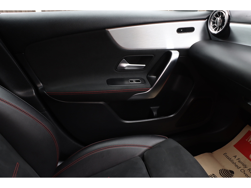 Mercedes-Benz A200 1.3 AMG LINE (PREMIUM) HATCHBACK 5DR PETROL 7G-DCT AUTO HEATED SEATS SATNAV BLUETOOTH DAB STEREO REAR CAMERA PARKING AIDS 2 OWNERS 46000 MILES SH 72-74 Mitcham Road