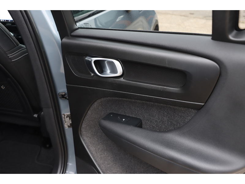 Volvo 2.0 B3 MHEV PLUS SUV 5DR PETROL HYBRID DCT AUTO HEATED SEATS SAT NAV BLUETOOTH STEREO APPLE CARPLAY REAR CAMERA PARKING AIDS 17000 MILES FSH 72-74 Mitcham Road