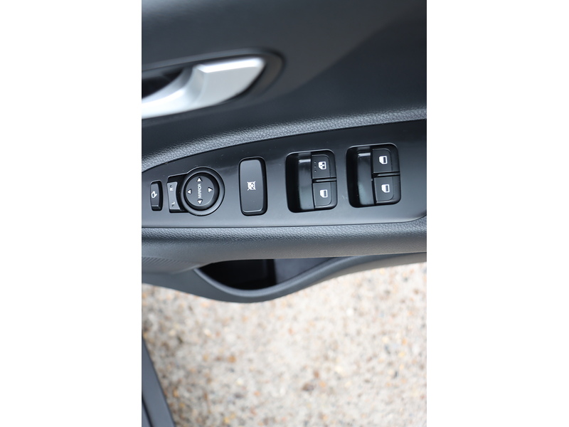 Kia 1.0 T-GDI 2 SUV 5DR PETROL MANUAL SAT NAV BLUETOOTH STEREO APPLE CARPLAY PARKING AIDS 2 OWNERS SAME OWNER FOR 3 YEARS ONLY 23000 MILES FSH 4 SERVICES 72-74 Mitcham Road