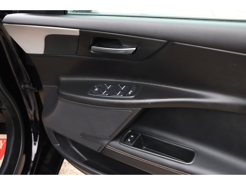 Jaguar 2.0I PRESTIGE SALOON 4DR PETROL AUTO HEATED SEATS SAT NAV BLUETOOTH DAB STEREO PARKING AIDS JUST 2 OWNERS SAME OWNER FOR 4 YEARS ONLY 53000 MILES FSH 72-74 Mitcham Road