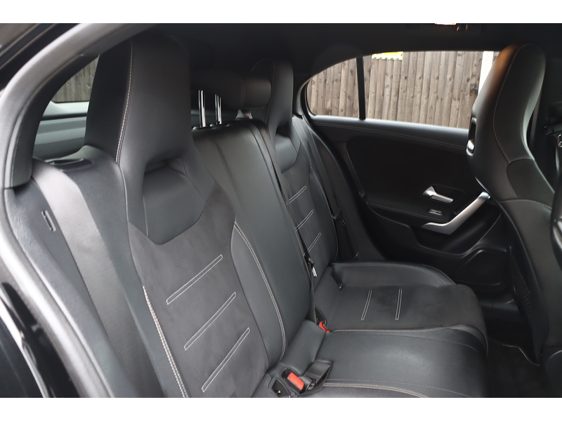 Mercedes-Benz A180 1.3 AMG LINE EDITION (EXECUTIVE) HATCHBACK 5DR PETROL 7G-DCT AUTO HEATED SEATS SAT NAV APPLE CARPLAY REAR CAM PARKING AIDS 1 OWNER 29000 MILES SH 72-74 Mitcham Road