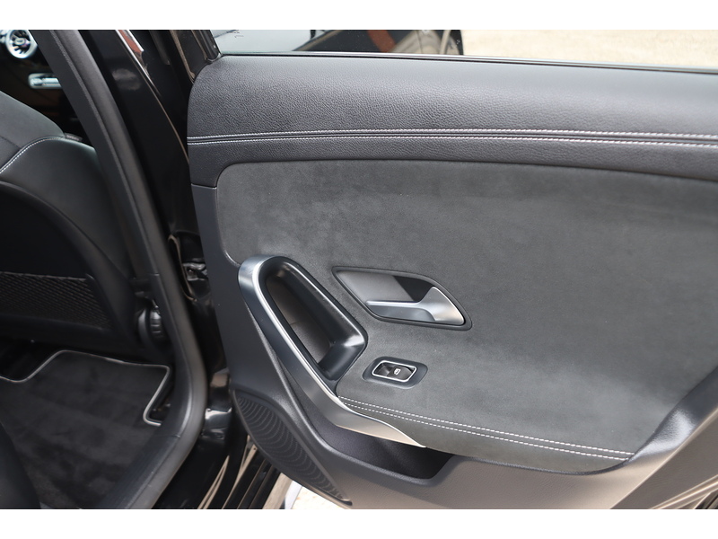 Mercedes-Benz A180 1.3 AMG LINE EDITION (EXECUTIVE) HATCHBACK 5DR PETROL 7G-DCT AUTO HEATED SEATS SAT NAV APPLE CARPLAY REAR CAM PARKING AIDS 1 OWNER 29000 MILES SH 72-74 Mitcham Road