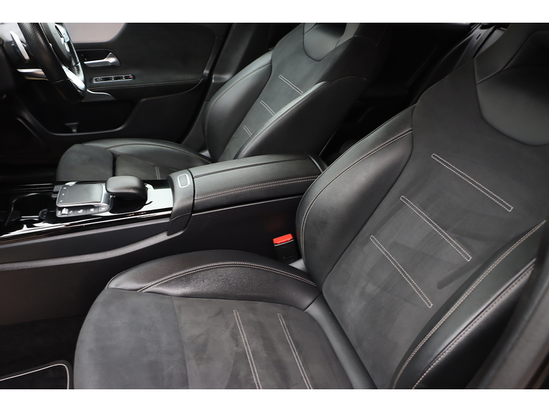 Mercedes-Benz A180 1.3 AMG LINE EDITION (EXECUTIVE) HATCHBACK 5DR PETROL 7G-DCT AUTO HEATED SEATS SAT NAV APPLE CARPLAY REAR CAM PARKING AIDS 1 OWNER 29000 MILES SH 72-74 Mitcham Road