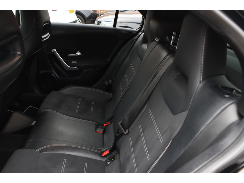 Mercedes-Benz A180 1.3 AMG LINE EDITION (EXECUTIVE) HATCHBACK 5DR PETROL 7G-DCT AUTO HEATED SEATS SAT NAV APPLE CARPLAY REAR CAM PARKING AIDS 1 OWNER 29000 MILES SH 72-74 Mitcham Road