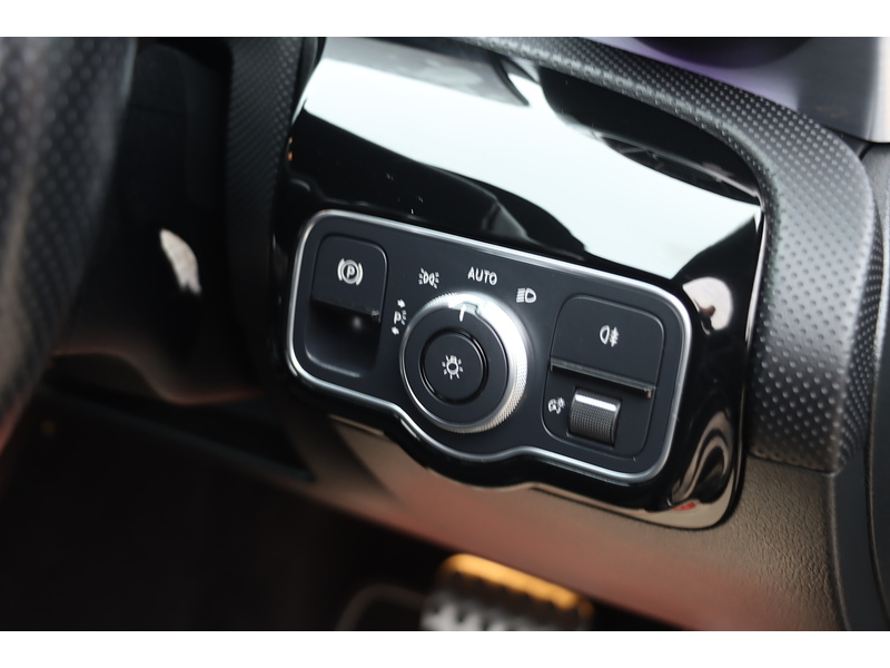 Mercedes-Benz A180 1.3 AMG LINE EDITION (EXECUTIVE) HATCHBACK 5DR PETROL 7G-DCT AUTO HEATED SEATS SAT NAV APPLE CARPLAY REAR CAM PARKING AIDS 1 OWNER 29000 MILES SH 72-74 Mitcham Road