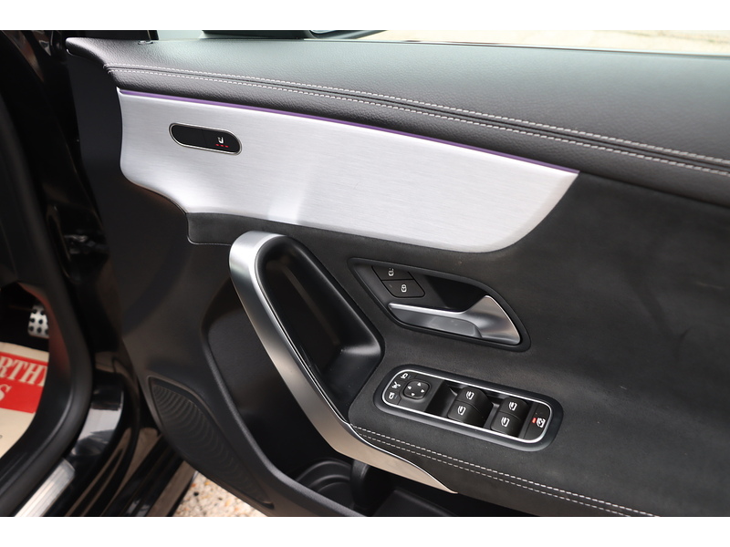 Mercedes-Benz A180 1.3 AMG LINE EDITION (EXECUTIVE) HATCHBACK 5DR PETROL 7G-DCT AUTO HEATED SEATS SAT NAV APPLE CARPLAY REAR CAM PARKING AIDS 1 OWNER 29000 MILES SH 72-74 Mitcham Road