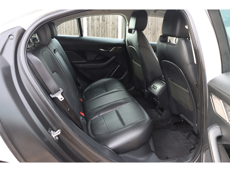 Jaguar 400 90KWH S SUV 5DR ELECTRIC 4WD AUTO HEATED SEATS SATNAV BLUETOOTH DAB RADIO APPLE CARPLAY REAR CAMERA PARKING AIDS JUST 2 OWNERS ONLY 67000 MILES SH 72-74 Mitcham Road