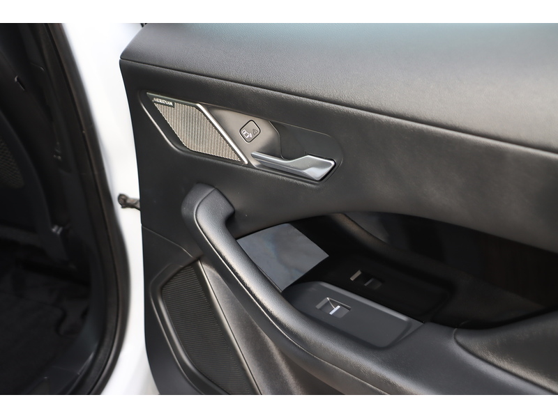 Jaguar 400 90KWH S SUV 5DR ELECTRIC 4WD AUTO HEATED SEATS SATNAV BLUETOOTH DAB RADIO APPLE CARPLAY REAR CAMERA PARKING AIDS JUST 2 OWNERS ONLY 67000 MILES SH 72-74 Mitcham Road