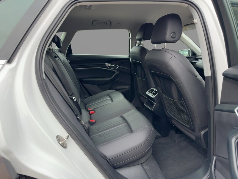 Audi 71.2KWH 50 TECHNIK SUV 5DR ELECTRIC QUATTRO AUTO HEATED SEATS SAT NAV STEREO APPLE CARPLAY REAR CAMERA PARKING AIDS JUST 2 OWNERS ONLY 27000 MILES SH 72-74 Mitcham Road