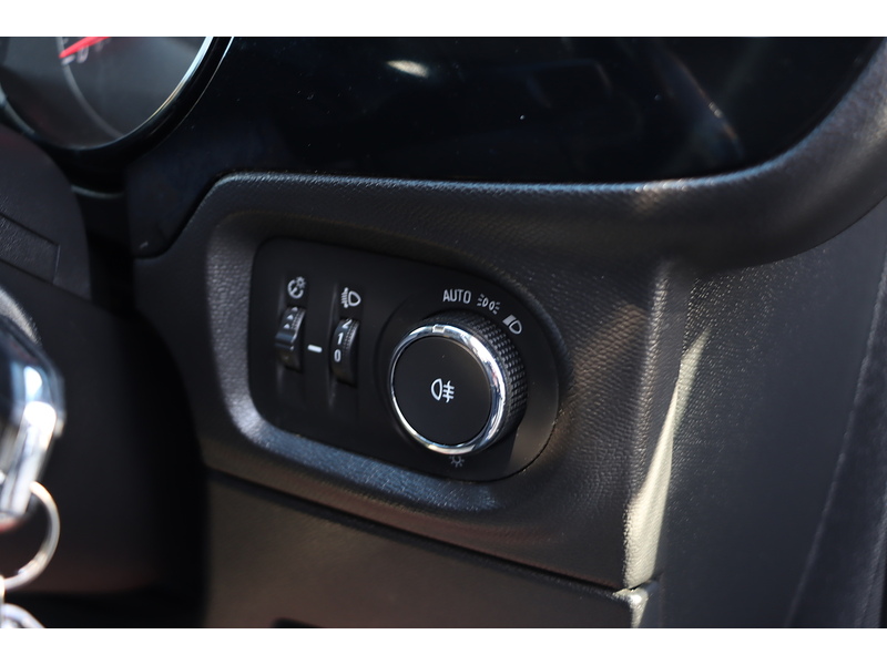 Vauxhall 1.2 TURBO SE PREMIUM HATCHBACK 5DR PETROL MANUAL HEATED SEATS SATNAV BLUETOOTH DAB RADIO PARKING AIDS 1 OWNER FROM NEW ONLY 29000 MILES FSH 3 SERVICES 72-74 Mitcham Road